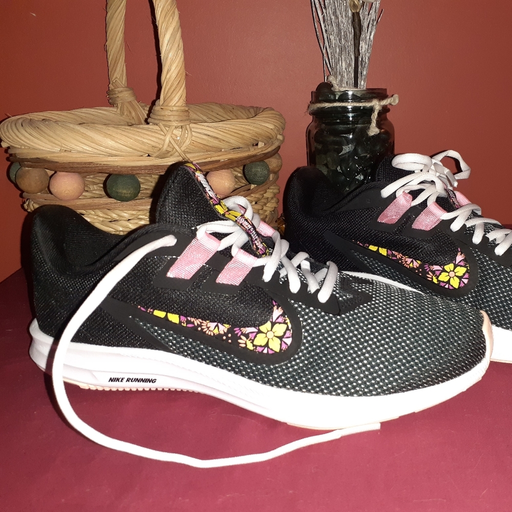 🏵Nike size 7.5  Downshifter 9 SE Running Shoe Black/ Floral